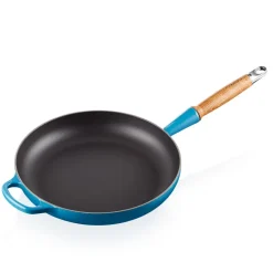 Støpejern>LE CREUSET Støpejernspanne med Trehåndtak 28cm Deep Teal