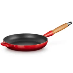 Støpejern>LE CREUSET Støpejernspanne med Trehåndtak 28cm Cerise