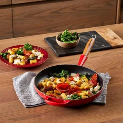 Støpejern>LE CREUSET Støpejernspanne med Trehåndtak 28cm Cerise