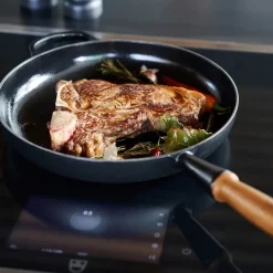 Støpejern>LE CREUSET Støpejernspanne med Trehåndtak 28cm Matte Black