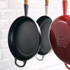 Støpejern>LE CREUSET Støpejernspanne med Trehåndtak 28cm Matte Black