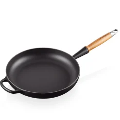 Støpejern>LE CREUSET Støpejernspanne med Trehåndtak 28cm Black