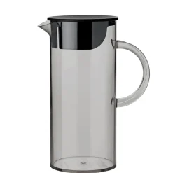 Mugger>STELTON EM77 Vannkanne m/lokk 1,5L Smoke