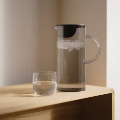 Mugger>STELTON EM77 Vannkanne m/lokk 1,5L Smoke