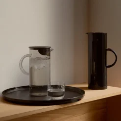 Mugger>STELTON EM77 Vannkanne m/lokk 1,5L Smoke